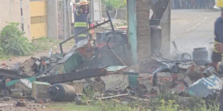 ଫାଟିଲା ଗ୍ୟାସ୍ ସିଲିଣ୍ଡର, ଉଡ଼ିଗଲା ଦୋକାନ