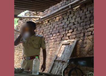 ଡ୍ୟୁଟିରେ ଥାଇ ପୋଲିସ ବର୍ଦ୍ଦି ପିନ୍ଧି ପିଉଛନ୍ତି ମଦ, ପୋଲିସ ବାବୁଙ୍କ ଭିଡିଓ ଭାଇରାଲ..