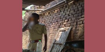 ଡ୍ୟୁଟିରେ ଥାଇ ପୋଲିସ ବର୍ଦ୍ଦି ପିନ୍ଧି ପିଉଛନ୍ତି ମଦ, ପୋଲିସ ବାବୁଙ୍କ ଭିଡିଓ ଭାଇରାଲ..