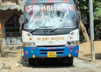 ବରଯାତ୍ରୀ ଆସିଥିବା ବସକୁ ଭାଙ୍ଗିଲେ କନ୍ୟାଘର ଗାଁ ଲୋକ