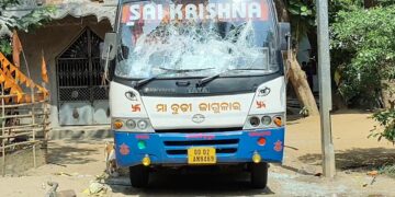 ବରଯାତ୍ରୀ ଆସିଥିବା ବସକୁ ଭାଙ୍ଗିଲେ କନ୍ୟାଘର ଗାଁ ଲୋକ