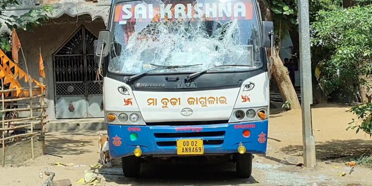 ବରଯାତ୍ରୀ ଆସିଥିବା ବସକୁ ଭାଙ୍ଗିଲେ କନ୍ୟାଘର ଗାଁ ଲୋକ