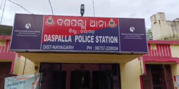 କଳା ସ୍କର୍ପିଓରେ ଆସି ପଥଚାରୀଙ୍କୁ ବ୍ଲେଡ଼ରେ ଆକ୍ରମଣ କରି ଲୁଟିନେଲେ