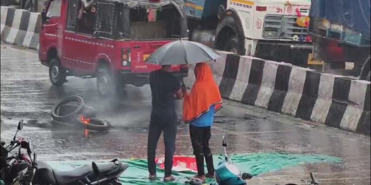 ଭୁଲ ଅଲଟ୍ରାସାଉଣ୍ଡ ରିପୋର୍ଟ ଯୋଗୁ ଭୃଣ ନଷ୍ଟ ଅଭିଯୋଗ : ଟାୟାର ଜାଳି ରାସ୍ତା ଅବରୋଧ