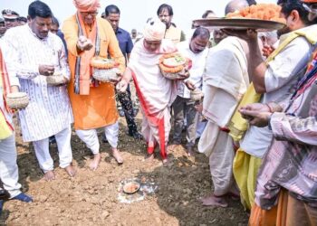 ଅଖିମୁଠି ଅନୁକୂଳ କଲେ ମୁଖ୍ୟମନ୍ତ୍ରୀ