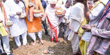 ଅଖିମୁଠି ଅନୁକୂଳ କଲେ ମୁଖ୍ୟମନ୍ତ୍ରୀ
