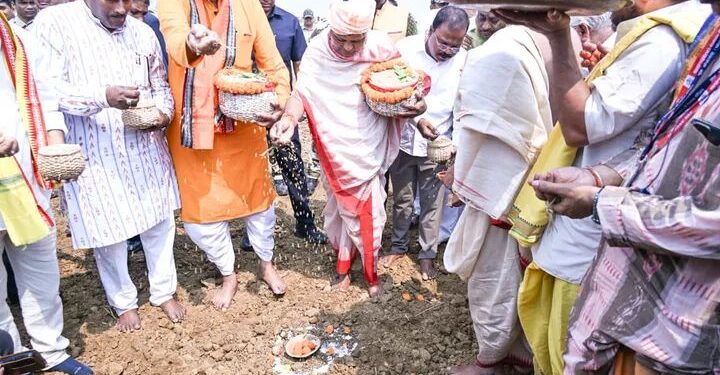 ଅଖିମୁଠି ଅନୁକୂଳ କଲେ ମୁଖ୍ୟମନ୍ତ୍ରୀ